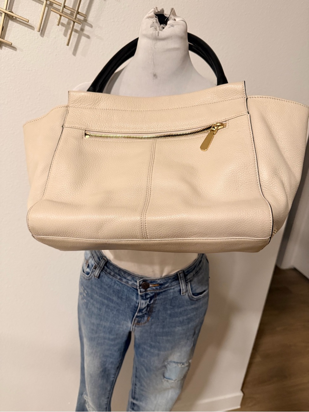 Vince CAMUTO Elegant White Leather Tote with Black Top Handles - Picture 3 of 8